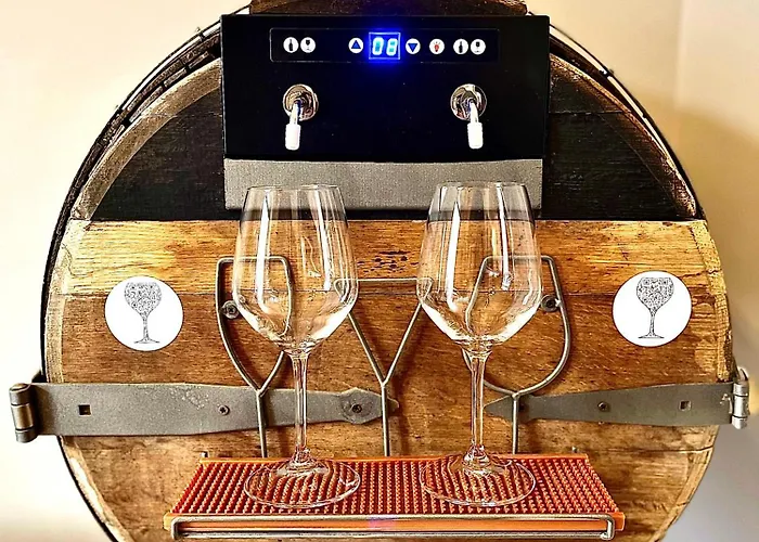 Wine & Jacuzzi בית אירוח